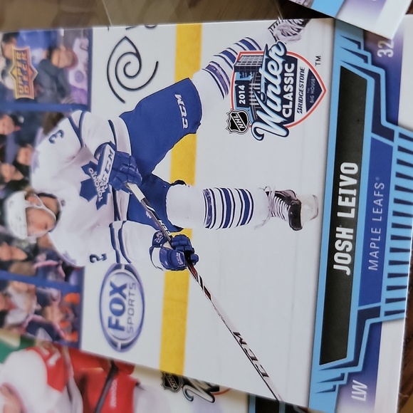 NHL Winter Classic 2014 Puck And 4 Cards - Picture 4 of 6